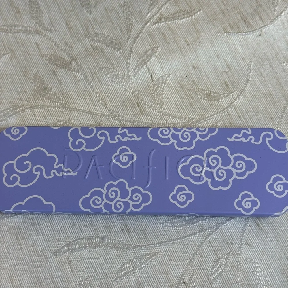 Pacifica Reusable Undereye Mask set with a cloud pattern‎ in closed tin.